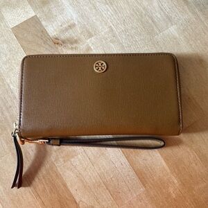 Tory Burch Robinson Wallet in Bistro Brown